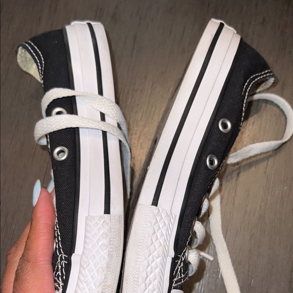 Boys converses